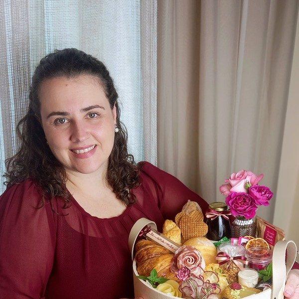 Dani Cavicchio, fundadora da Cestini Especiali — atelier de cestas artesanais e presentes gourmet em São Paulo