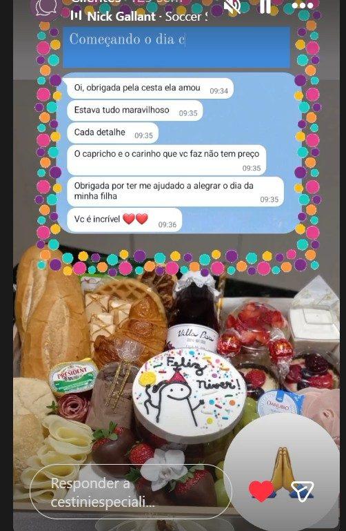 Detalhe de cesta personalizada com fita dourada — Cestini Especiali SP