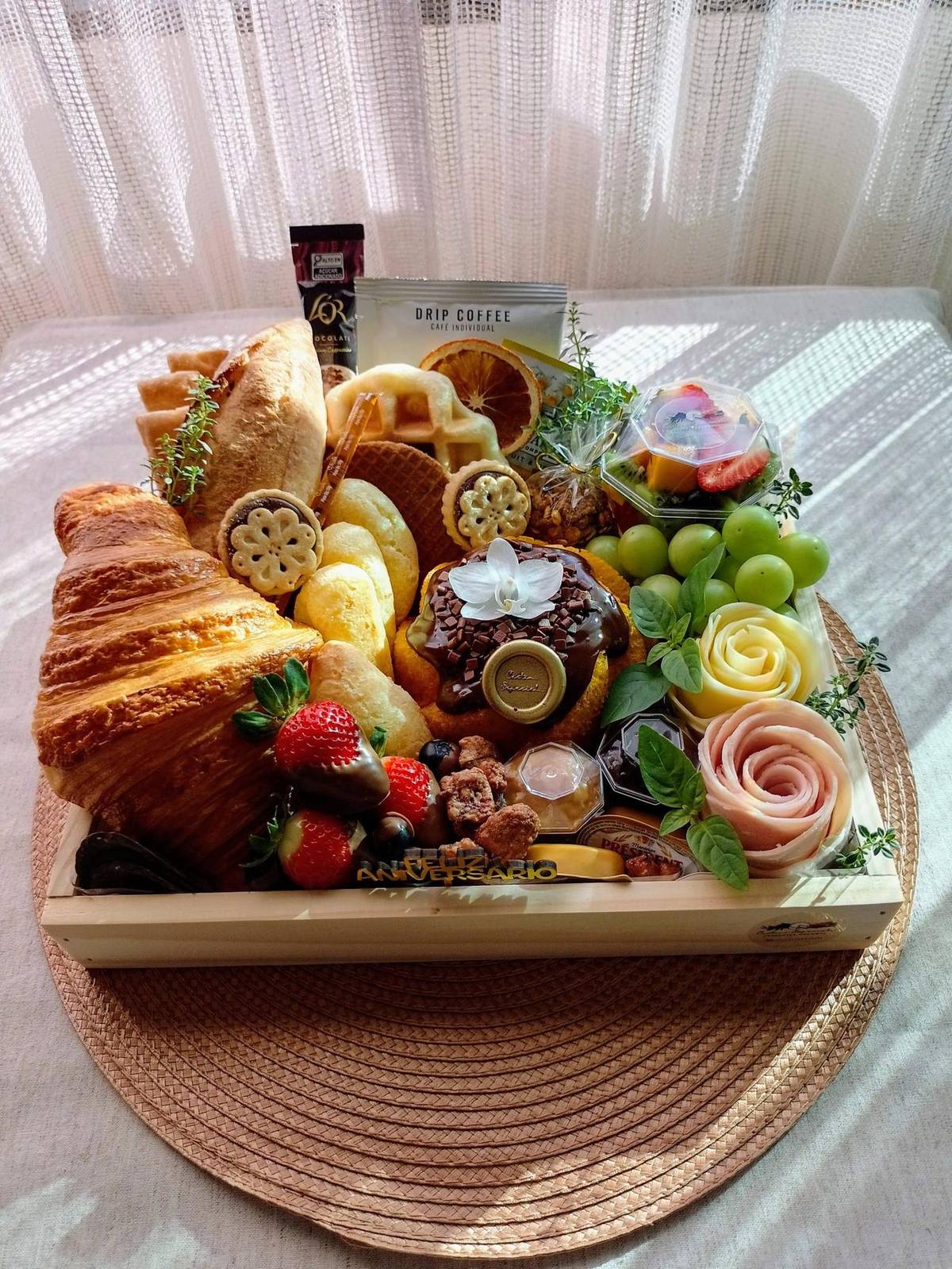 Assinatura — Cesta charmosa em bandeja de pinus 30x25cm. Baguete, croissant, biscoito de quei · Cestini Especiali São Paulo (foto 2)