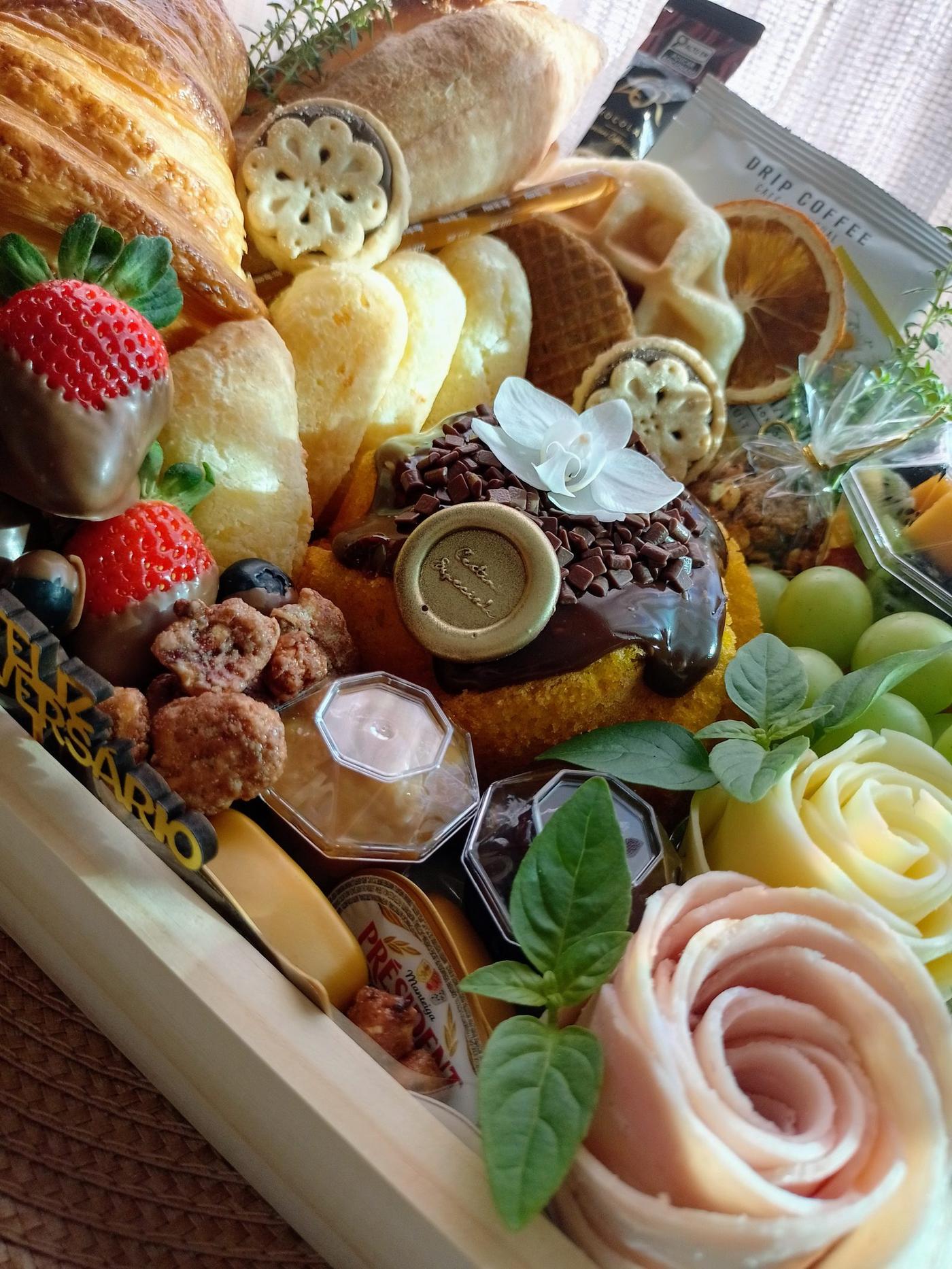 Assinatura — Cesta charmosa em bandeja de pinus 30x25cm. Baguete, croissant, biscoito de quei · Cestini Especiali São Paulo (foto 3)