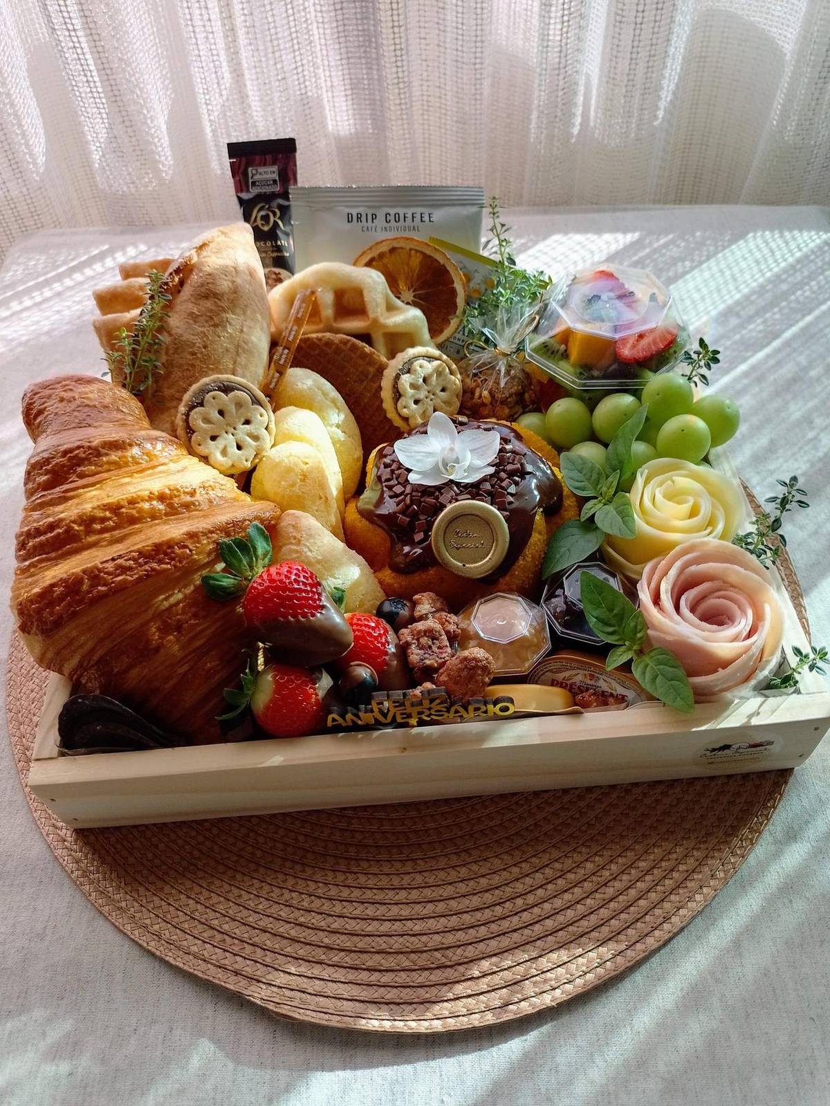 Assinatura — Cesta charmosa em bandeja de pinus 30x25cm. Baguete, croissant, biscoito de quei · Cestini Especiali São Paulo (foto 4)