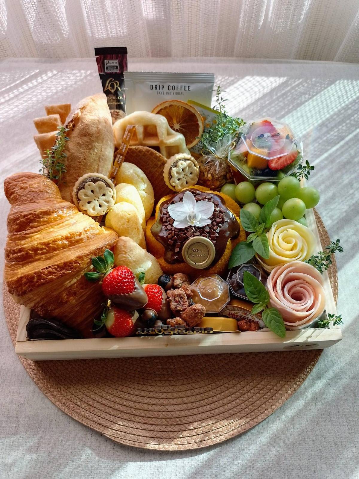 Assinatura — Cesta charmosa em bandeja de pinus 30x25cm. Baguete, croissant, biscoito de quei · Cestini Especiali São Paulo (foto 1)