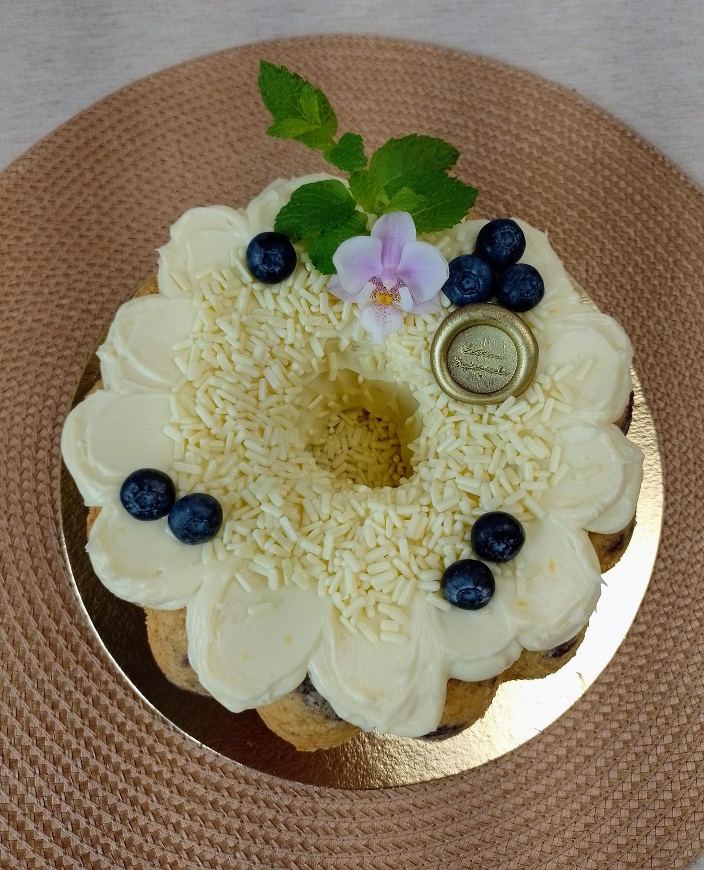 Bolo Limão Siciliano & Mirtilo — Massa leve cítrica equilibrada com mirtilo. Cobertura de ganache suave de chocol · Cestini Especiali São Paulo (foto 2)