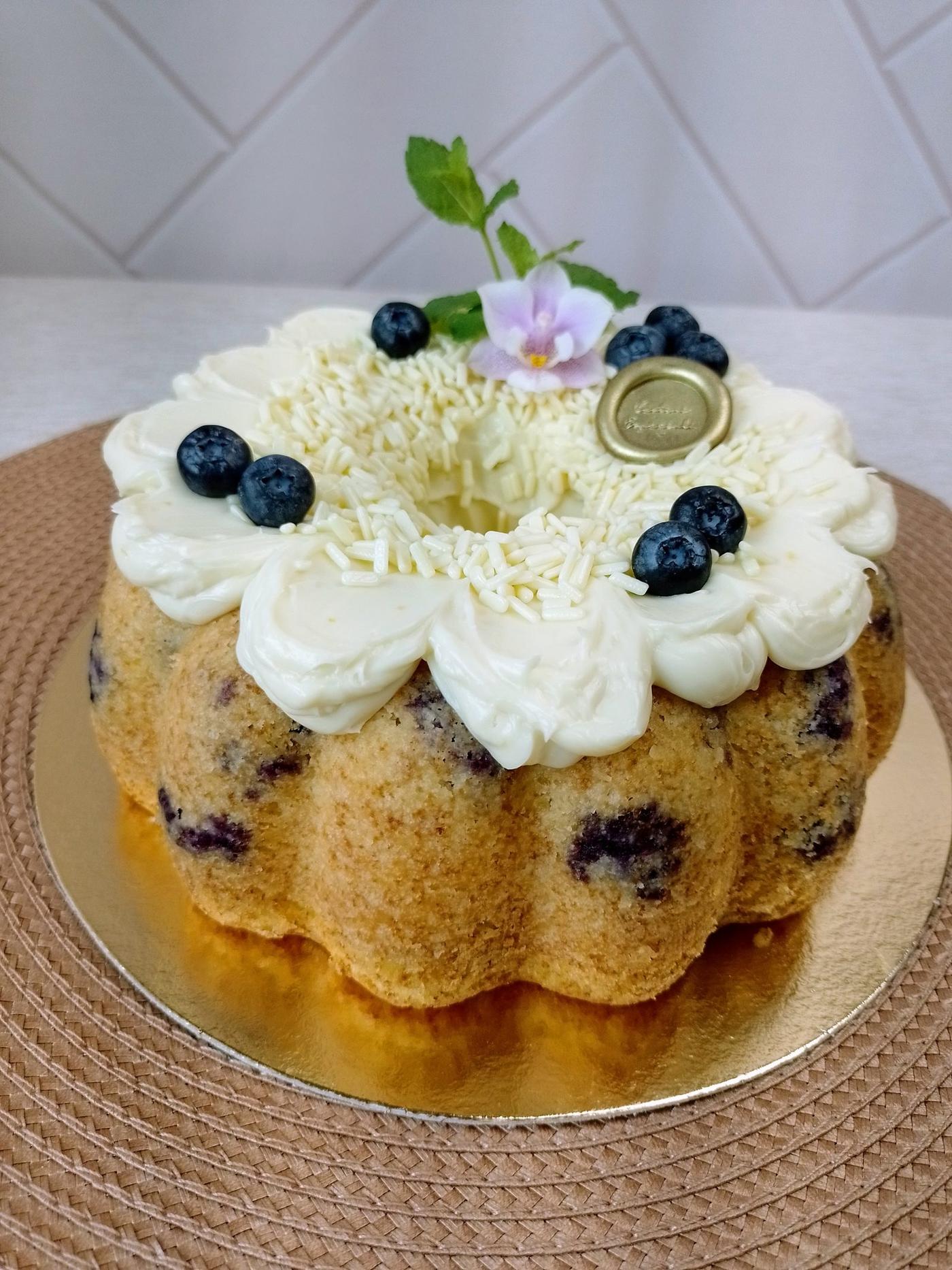 Bolo Limão Siciliano & Mirtilo — Massa leve cítrica equilibrada com mirtilo. Cobertura de ganache suave de chocol · Cestini Especiali São Paulo (foto 1)