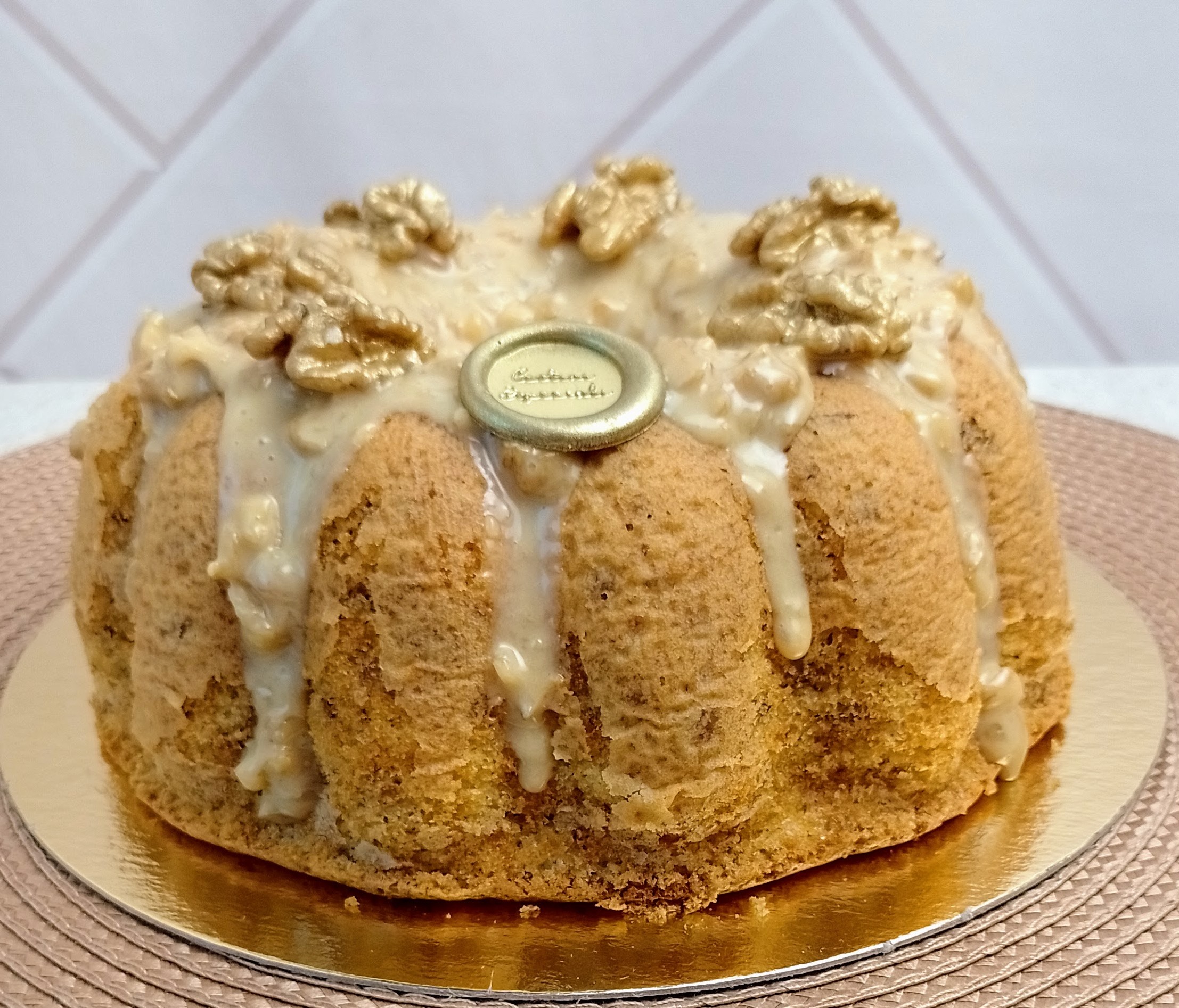 Bolo de Nozes — Massa macia e aromática com pedacinhos de nozes a cada mordida, finalizada com c · Cestini Especiali São Paulo (foto 2)