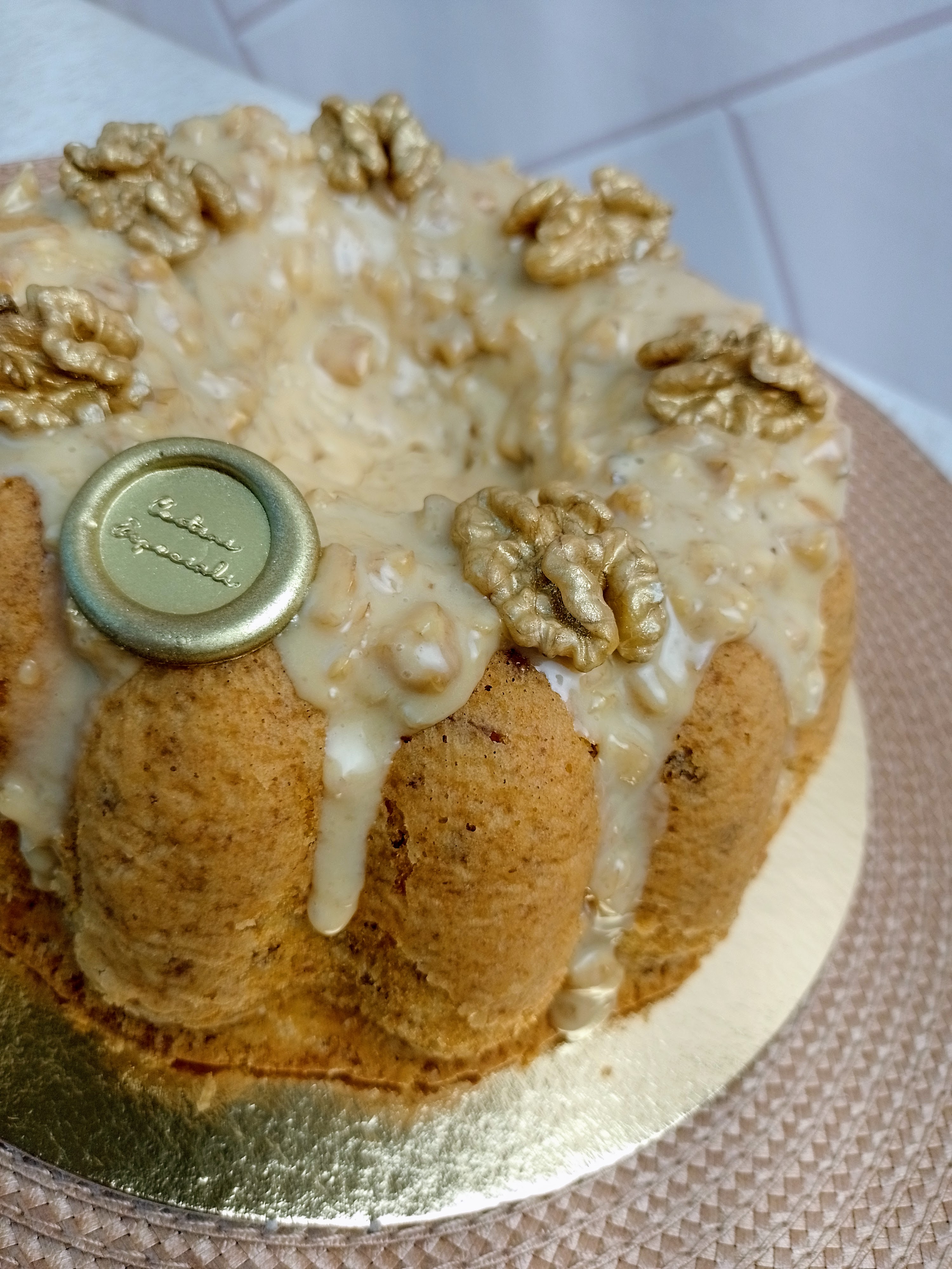 Bolo de Nozes — Massa macia e aromática com pedacinhos de nozes a cada mordida, finalizada com c · Cestini Especiali São Paulo (foto 1)