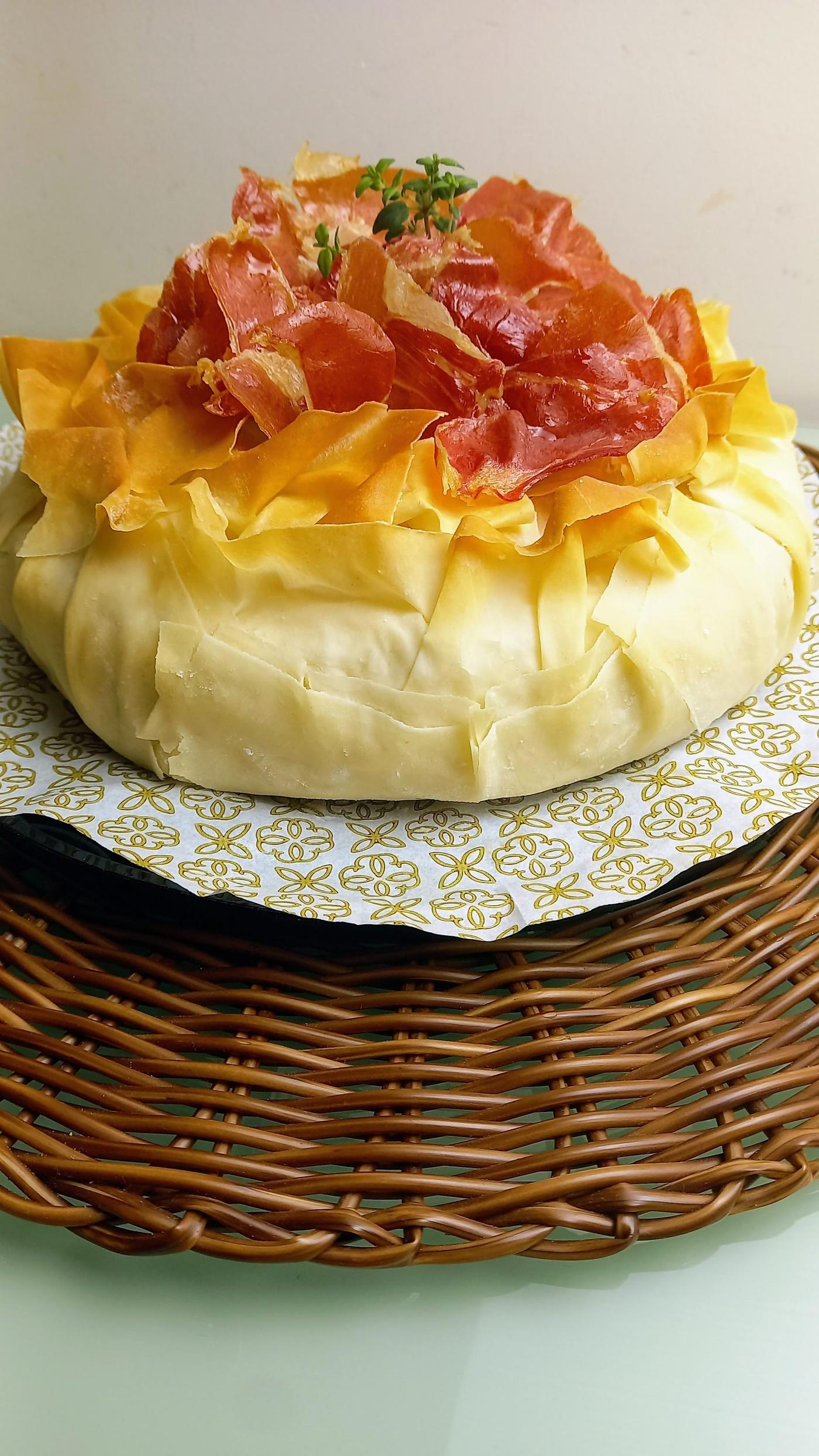 Brie Assinatura — Queijo brie (1kg) envolto em massa folhada crocante. Acompanhamento à escolha: C · Cestini Especiali São Paulo (foto 2)