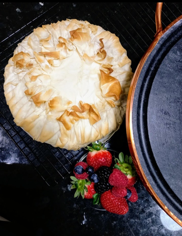 Brie Assinatura — Queijo brie (1kg) envolto em massa folhada crocante. Acompanhamento à escolha: C · Cestini Especiali São Paulo (foto 3)