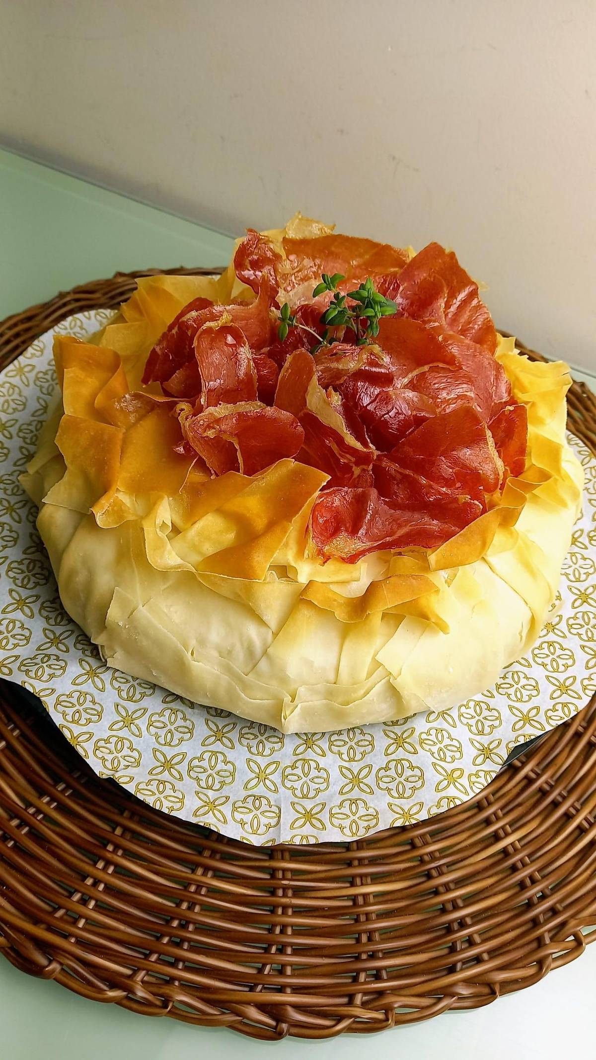 Brie Assinatura — Queijo brie (1kg) envolto em massa folhada crocante. Acompanhamento à escolha: C · Cestini Especiali São Paulo (foto 1)