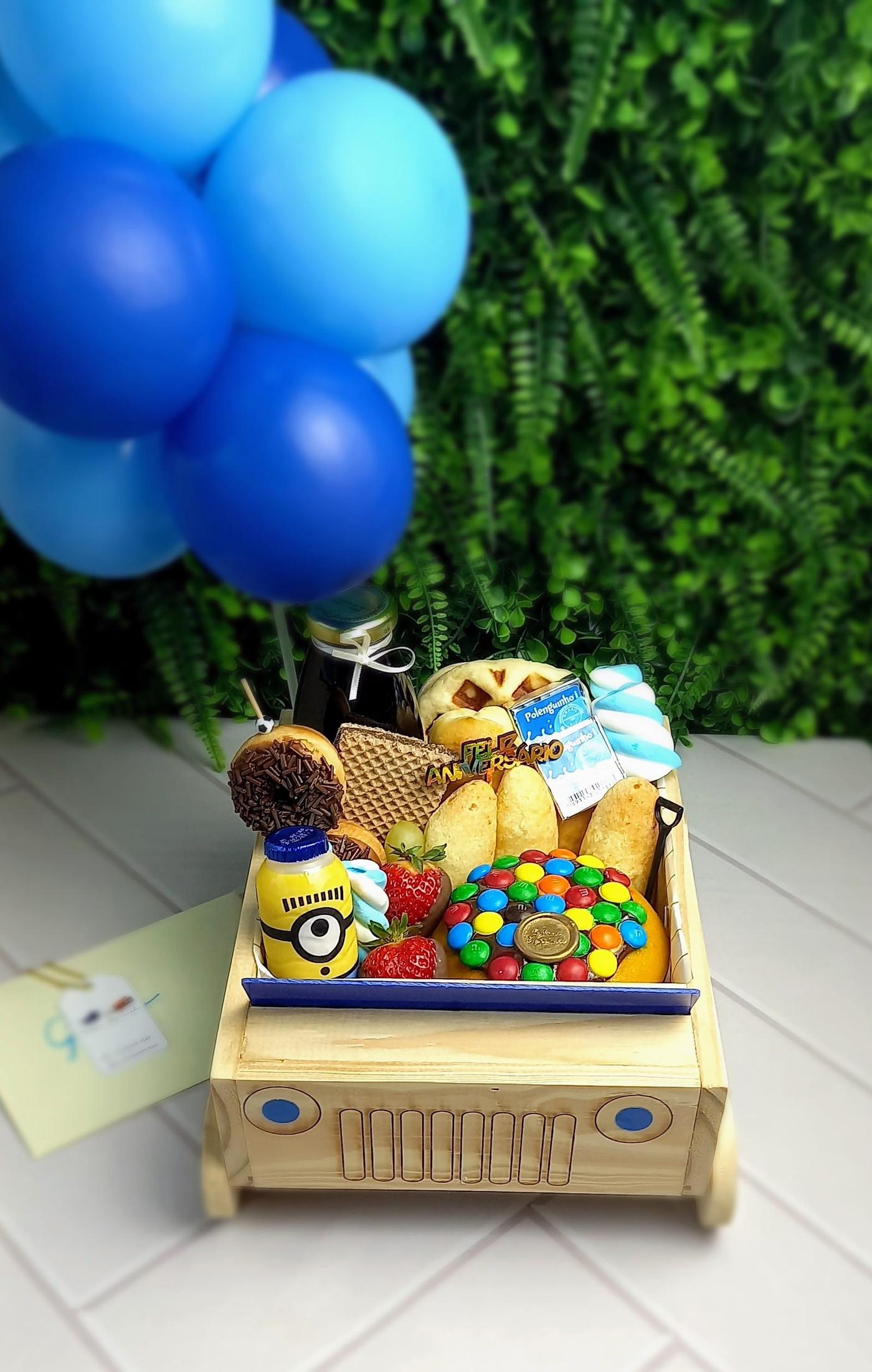 Carrinho Especial — Para os pequenos! Servido em um charmoso carrinho de madeira decorado com arranj · Cestini Especiali São Paulo (foto 2)