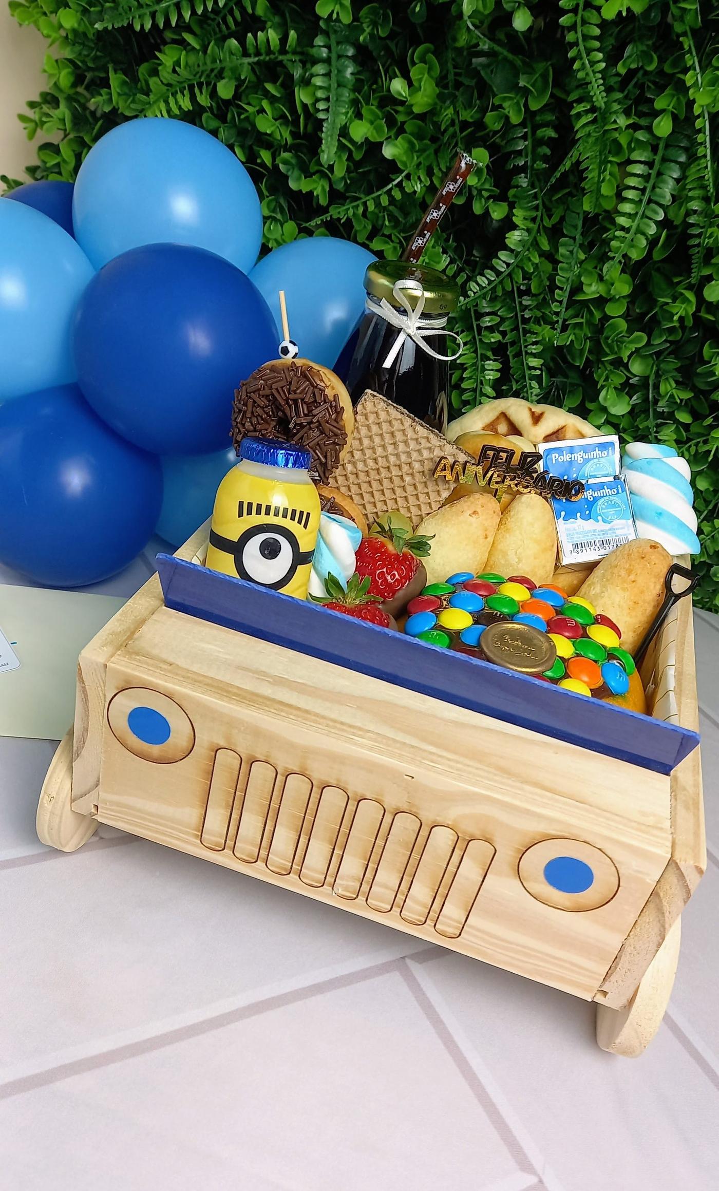 Carrinho Especial — Para os pequenos! Servido em um charmoso carrinho de madeira decorado com arranj · Cestini Especiali São Paulo (foto 1)