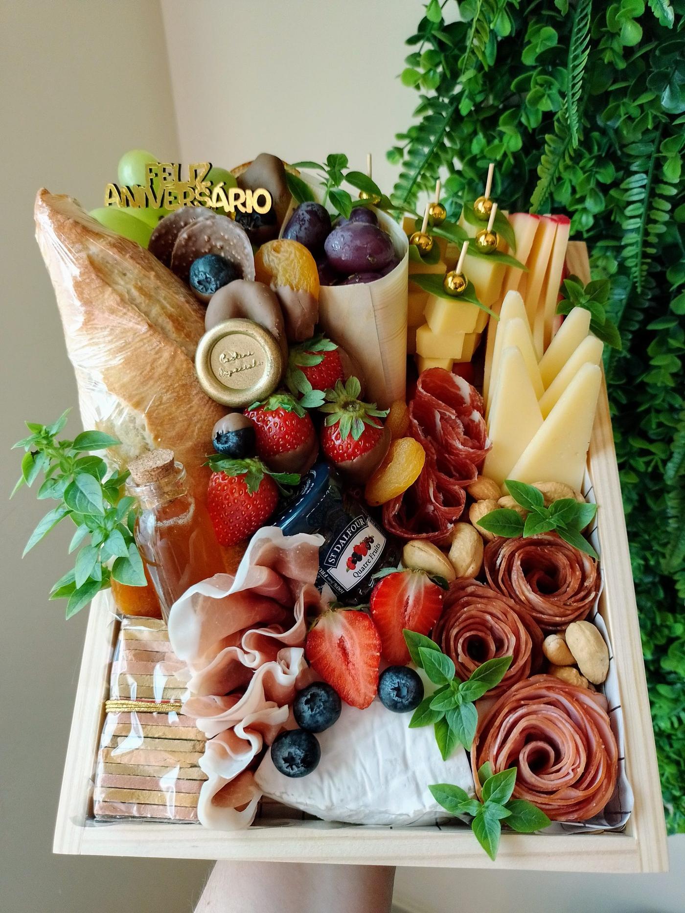 Celebrare — Espumante Freixenet Cava 200ml, queijos selecionados (Brie, Parmesão, Gouda), ch · Cestini Especiali São Paulo (foto 2)