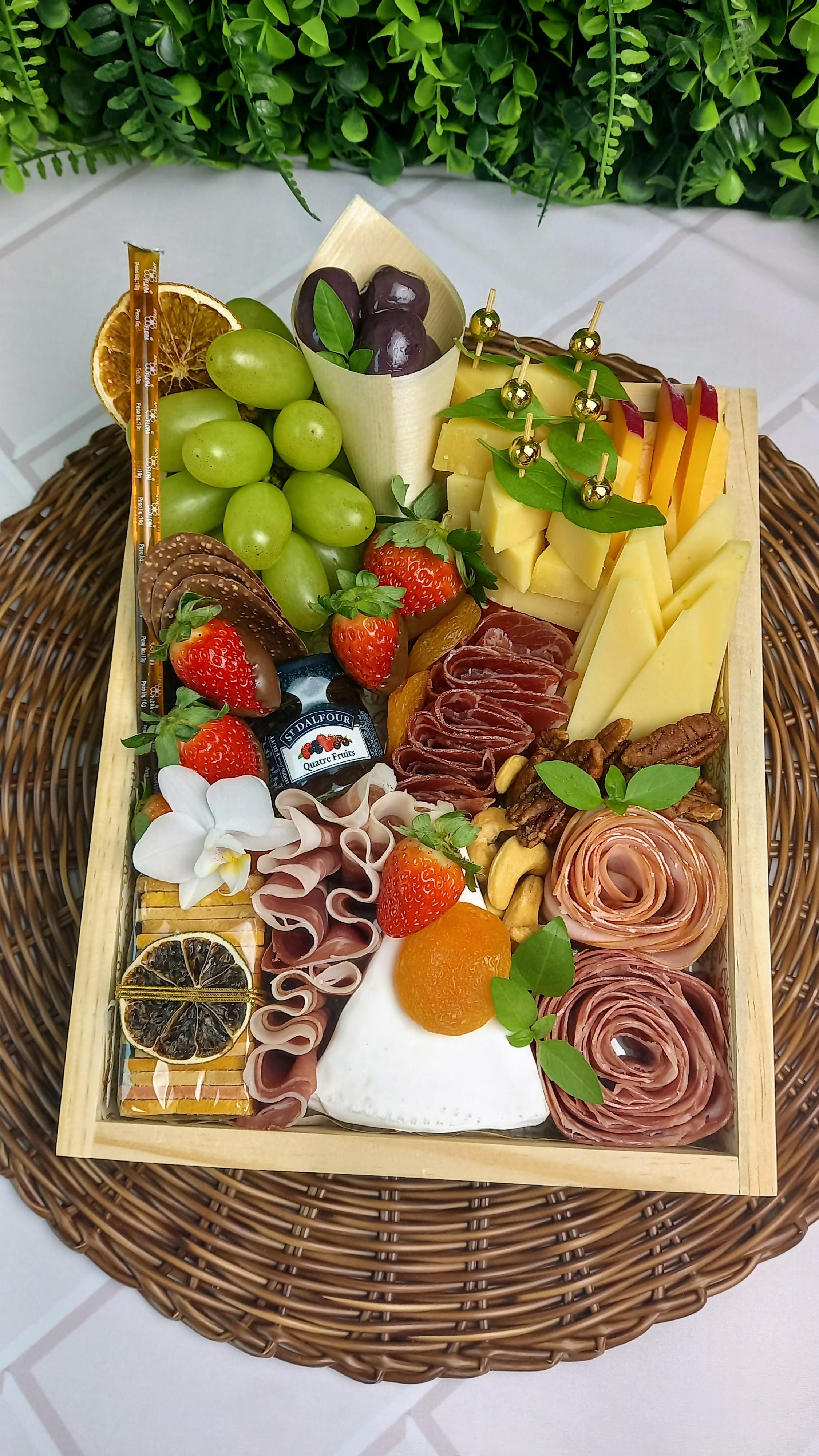 Celebrare — Espumante Freixenet Cava 200ml, queijos selecionados (Brie, Parmesão, Gouda), ch · Cestini Especiali São Paulo (foto 3)