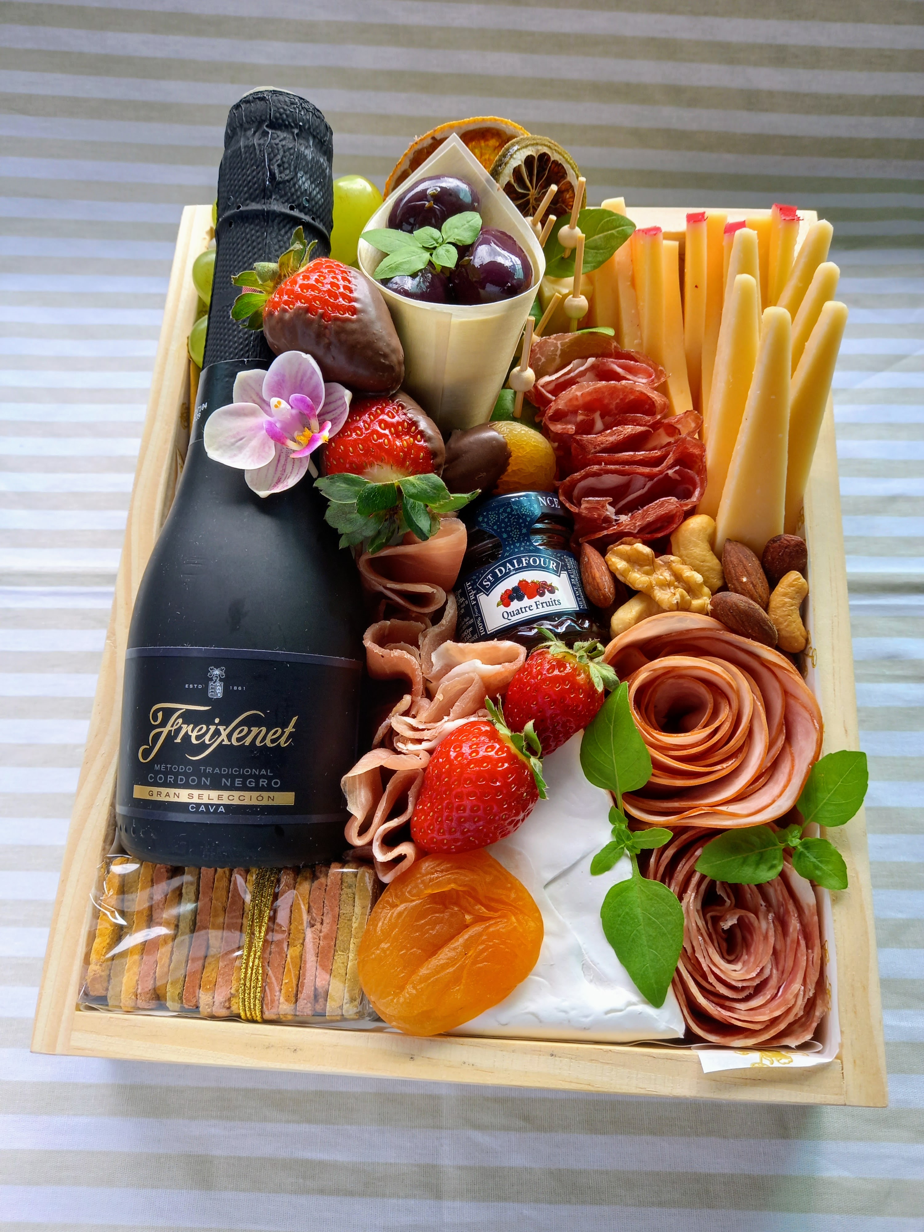 Celebrare — Espumante Freixenet Cava 200ml, queijos selecionados (Brie, Parmesão, Gouda), ch · Cestini Especiali São Paulo (foto 1)