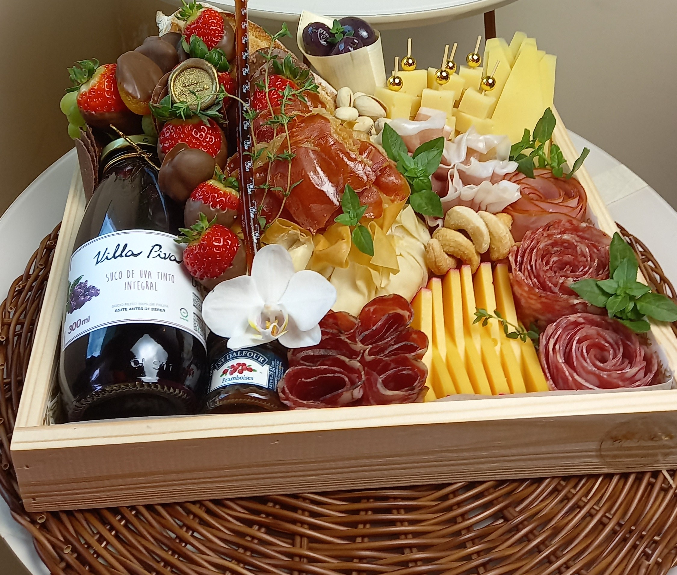 Celebrare Especial — Brie, Gouda, Parmesão, Provolone, salame italiano, lombo defumado, copa, presunt · Cestini Especiali São Paulo (foto 1)