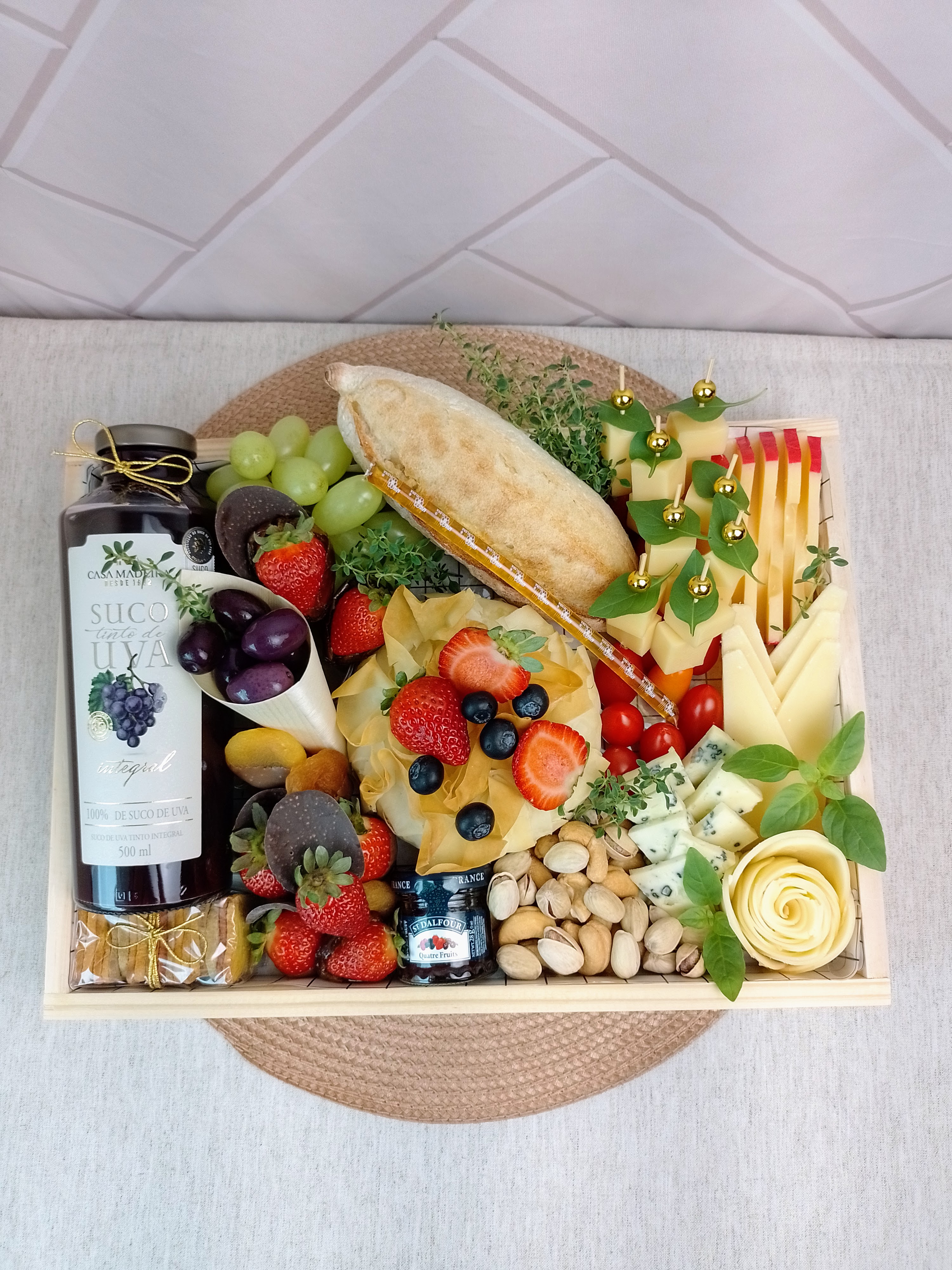 Celebrare Experiência — Espumante Freixenet Cava 200ml, Brie folhado 220g com crispy de parma, Gouda, Pa · Cestini Especiali São Paulo (foto 2)