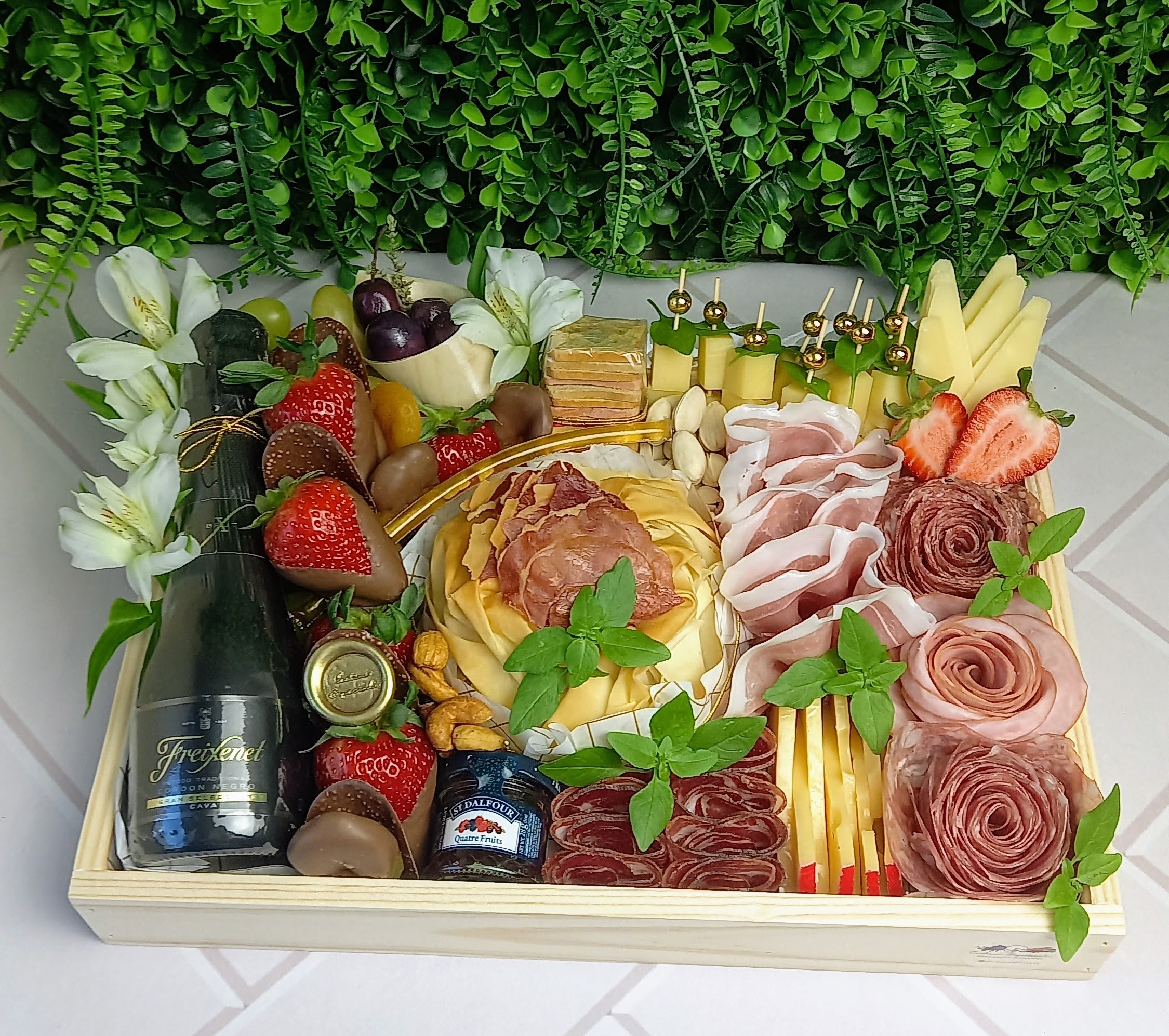 Celebrare Experiência — Espumante Freixenet Cava 200ml, Brie folhado 220g com crispy de parma, Gouda, Pa · Cestini Especiali São Paulo (foto 3)