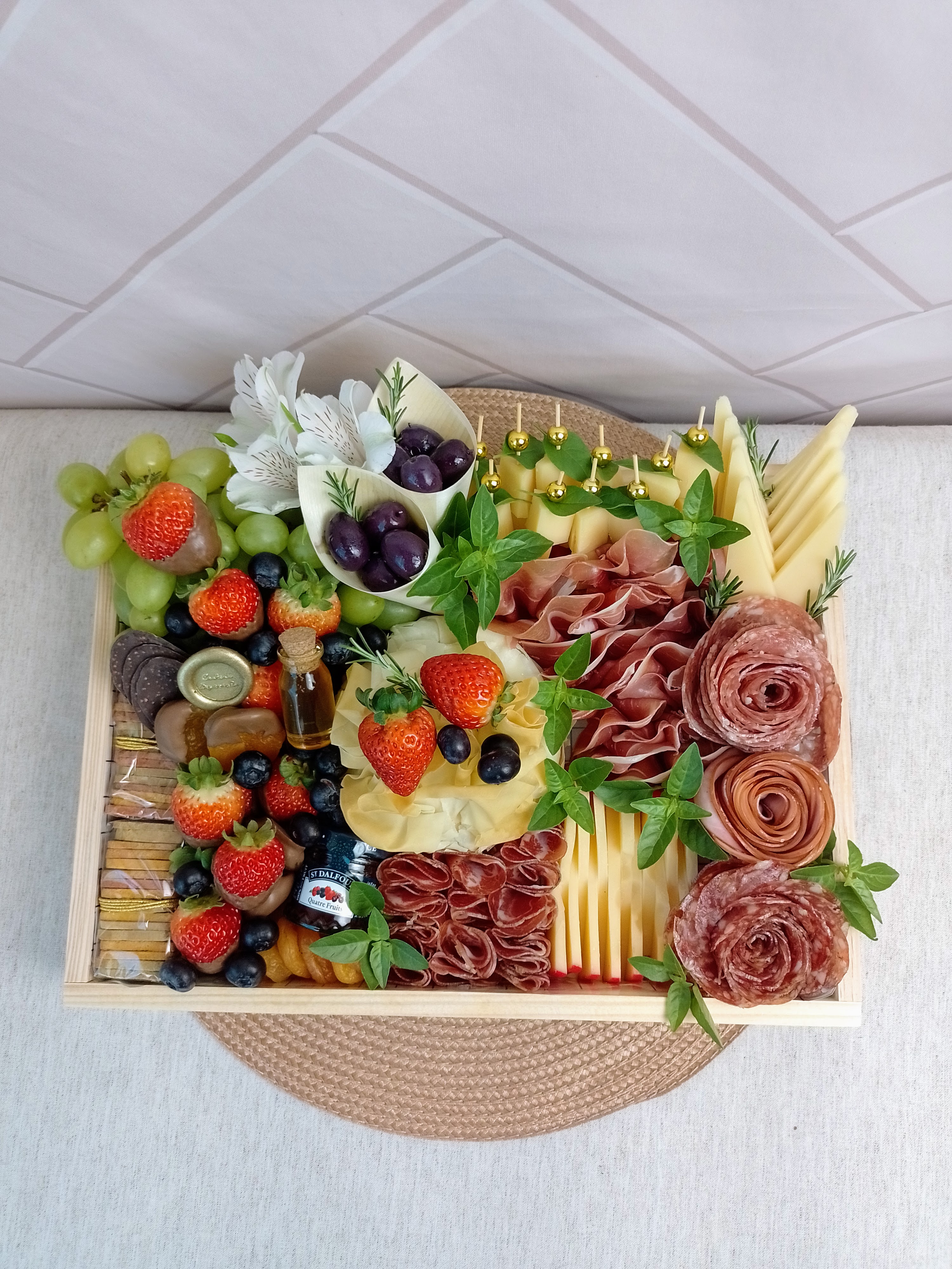 Celebrare Experiência — Espumante Freixenet Cava 200ml, Brie folhado 220g com crispy de parma, Gouda, Pa · Cestini Especiali São Paulo (foto 1)