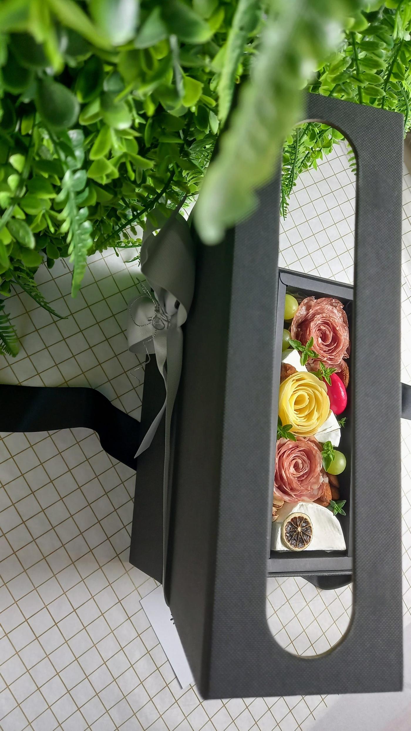 Combo Essencial — Maleta preta com alça de couro: flores de salame, Provolone, salame italiano, Ba · Cestini Especiali São Paulo (foto 2)