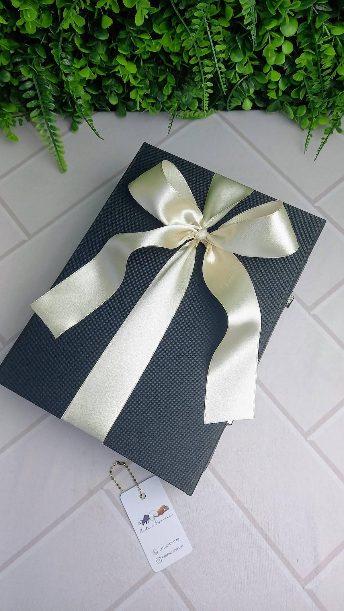 Combo Essencial — Maleta preta com alça de couro: flores de salame, Provolone, salame italiano, Ba · Cestini Especiali São Paulo (foto 3)