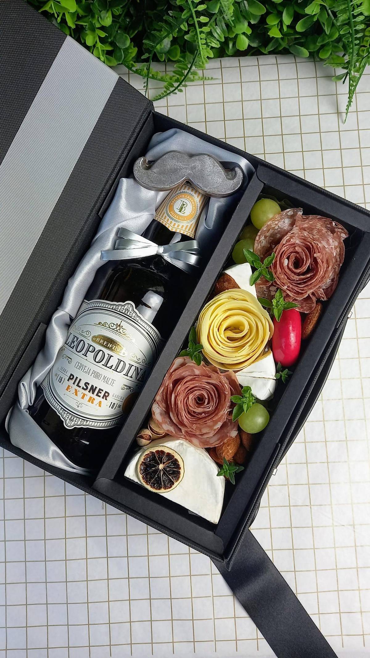 Combo Essencial — Maleta preta com alça de couro: flores de salame, Provolone, salame italiano, Ba · Cestini Especiali São Paulo (foto 1)