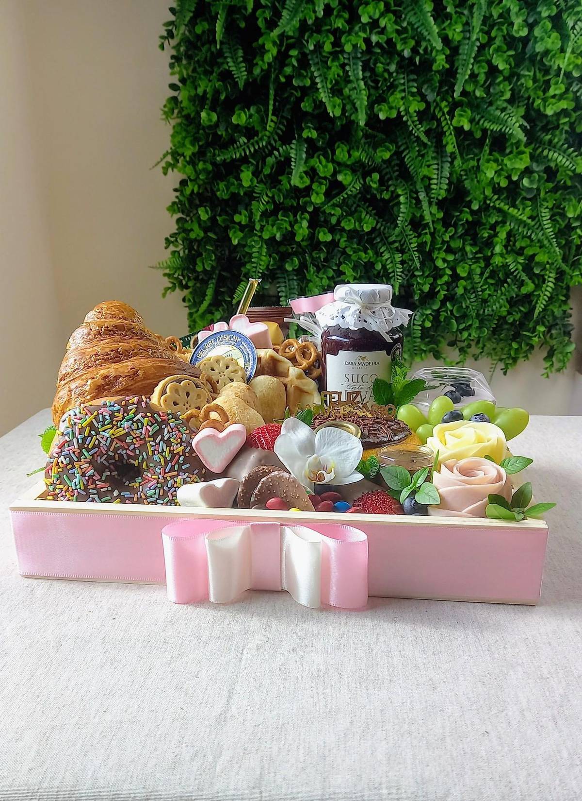 Doce Bambino — Pão de manteiga, croissant, donut com chocolate, bolo vulcão, marshmallows, M&Ms · Cestini Especiali São Paulo (foto 3)