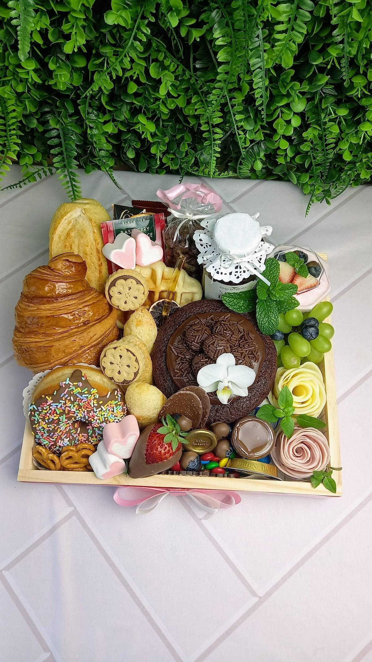 Doce Bambino — Pão de manteiga, croissant, donut com chocolate, bolo vulcão, marshmallows, M&Ms · Cestini Especiali São Paulo (foto 1)