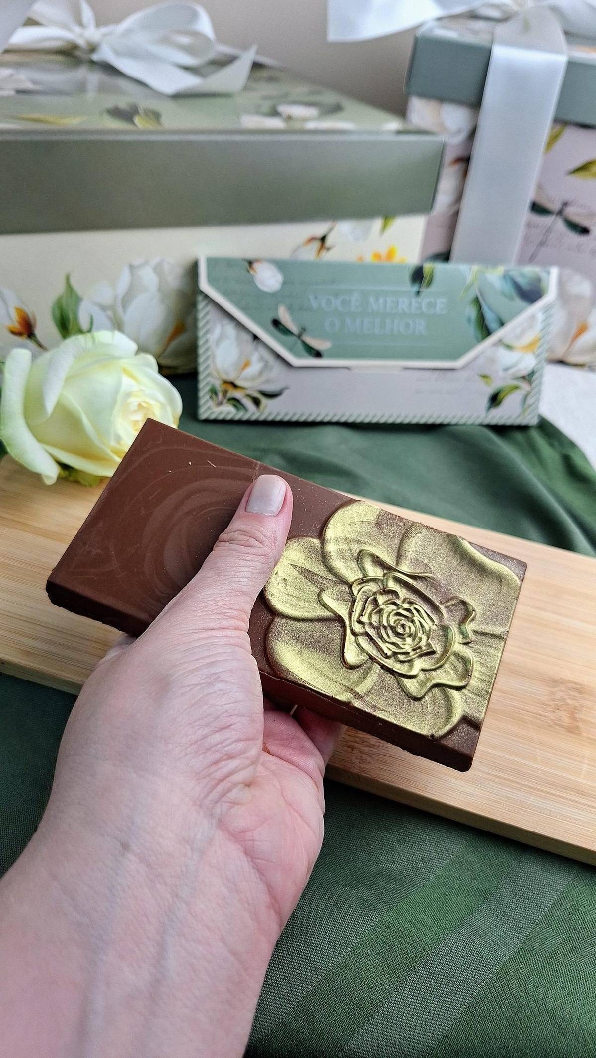 Doce Essência — Chocolate nobre recheado com creme branco delicado e geleia de framboesa (peso a · Cestini Especiali São Paulo (foto 2)