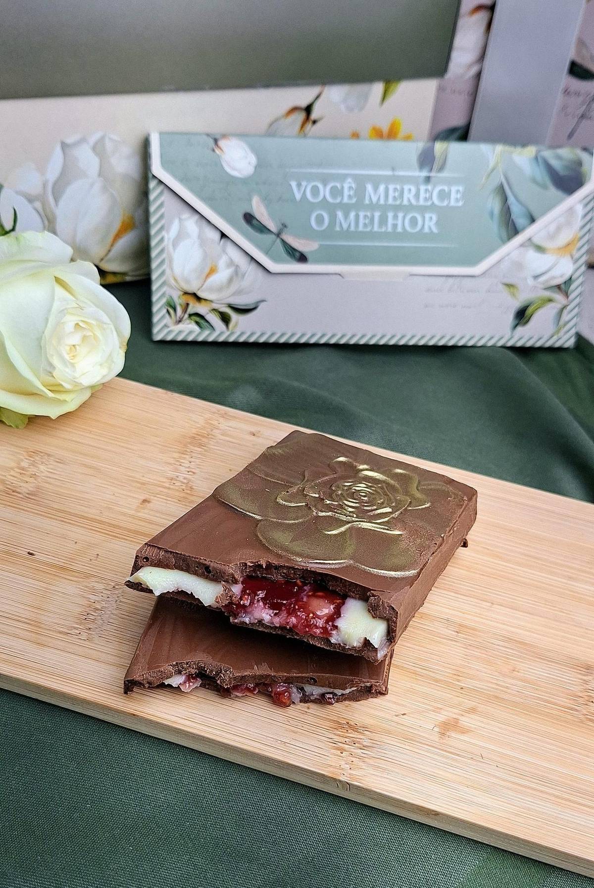 Doce Essência — Chocolate nobre recheado com creme branco delicado e geleia de framboesa (peso a · Cestini Especiali São Paulo (foto 4)