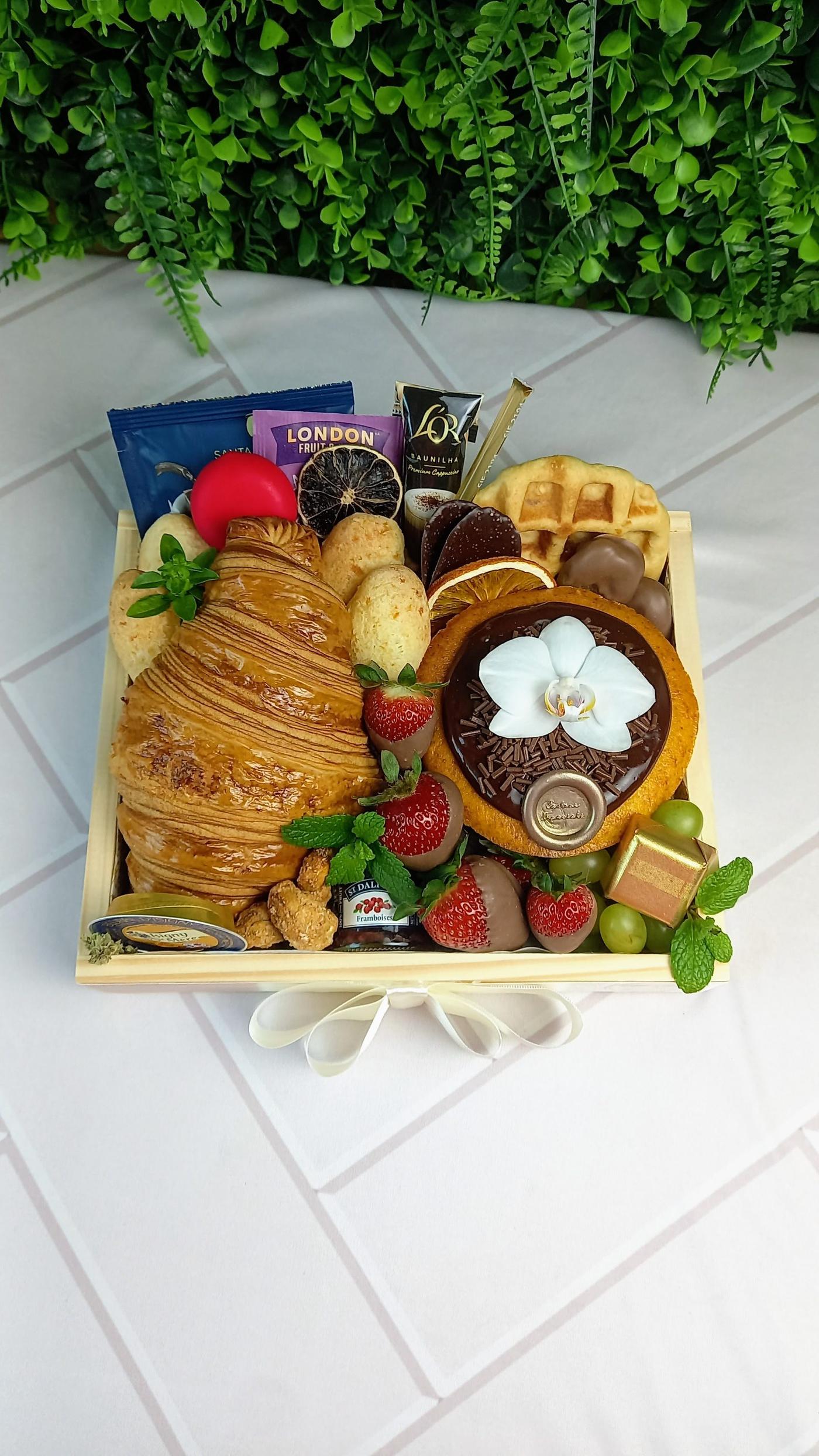 Essência — Chá da tarde requintado em caixa coração ou bandeja de pinus. Café drip, chá Twi · Cestini Especiali São Paulo (foto 1)