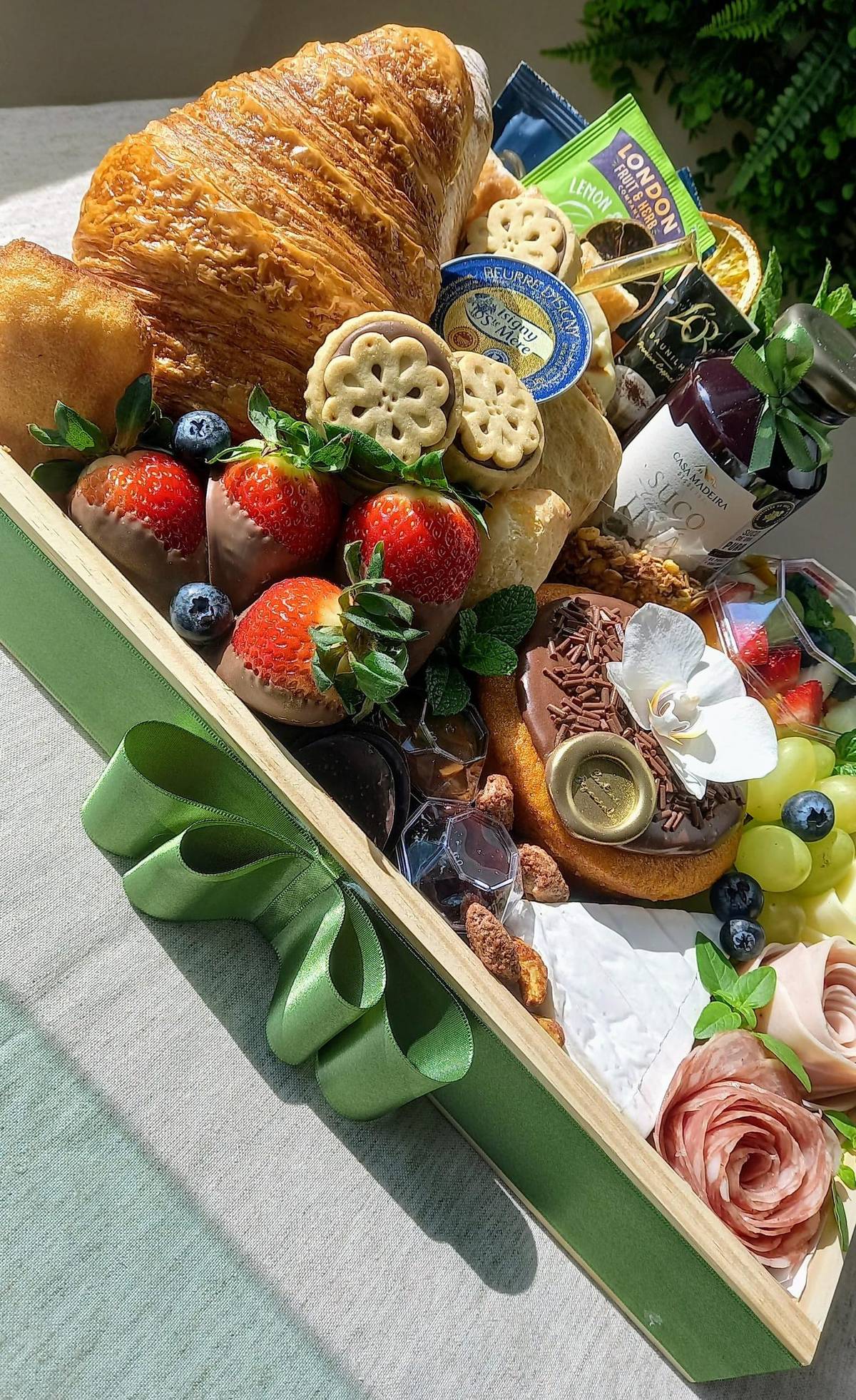 Experiência — Servido em bandeja (35x25cm), baguete francesa, croissant, ciabatta, biscoitos d · Cestini Especiali São Paulo (foto 3)