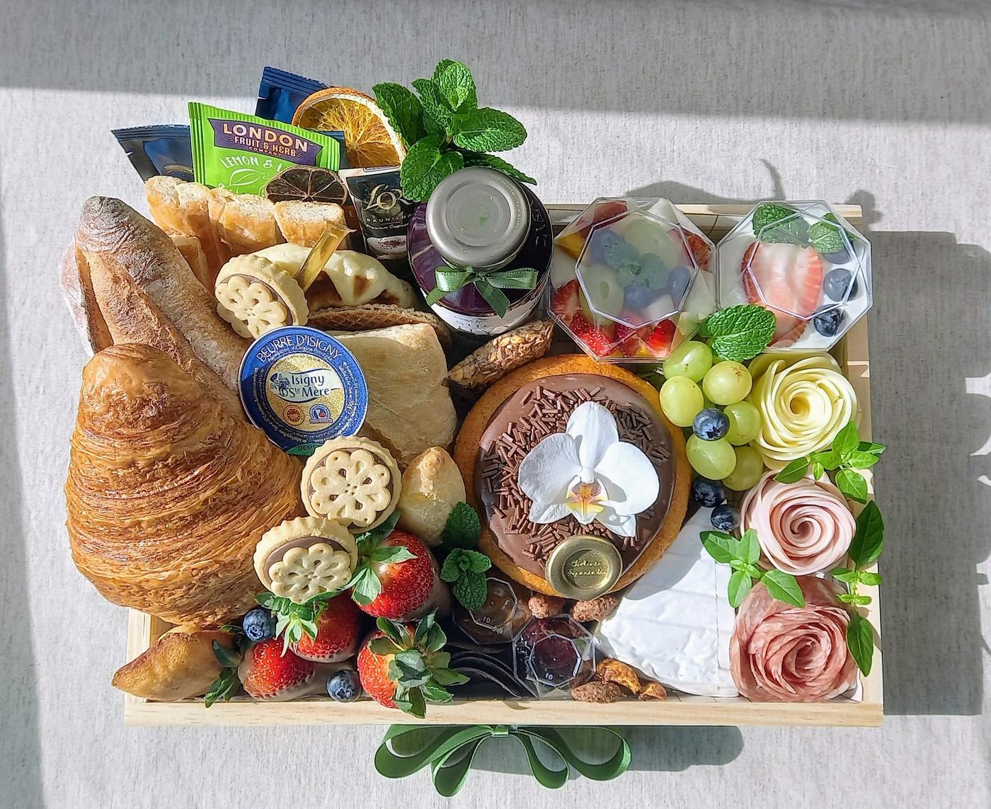 Experiência — Servido em bandeja (35x25cm), baguete francesa, croissant, ciabatta, biscoitos d · Cestini Especiali São Paulo (foto 1)